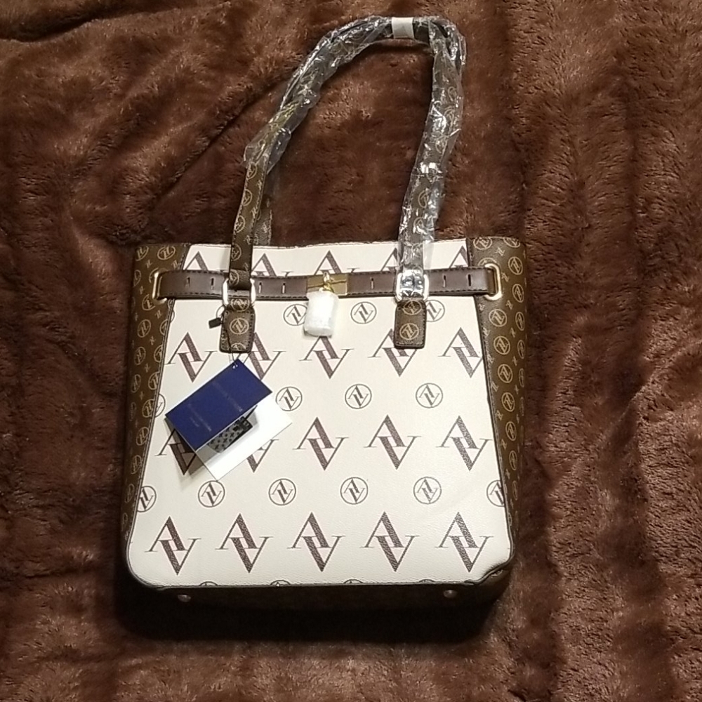 NWT Adrienne Vittadini Tote w/ Lock Handbag